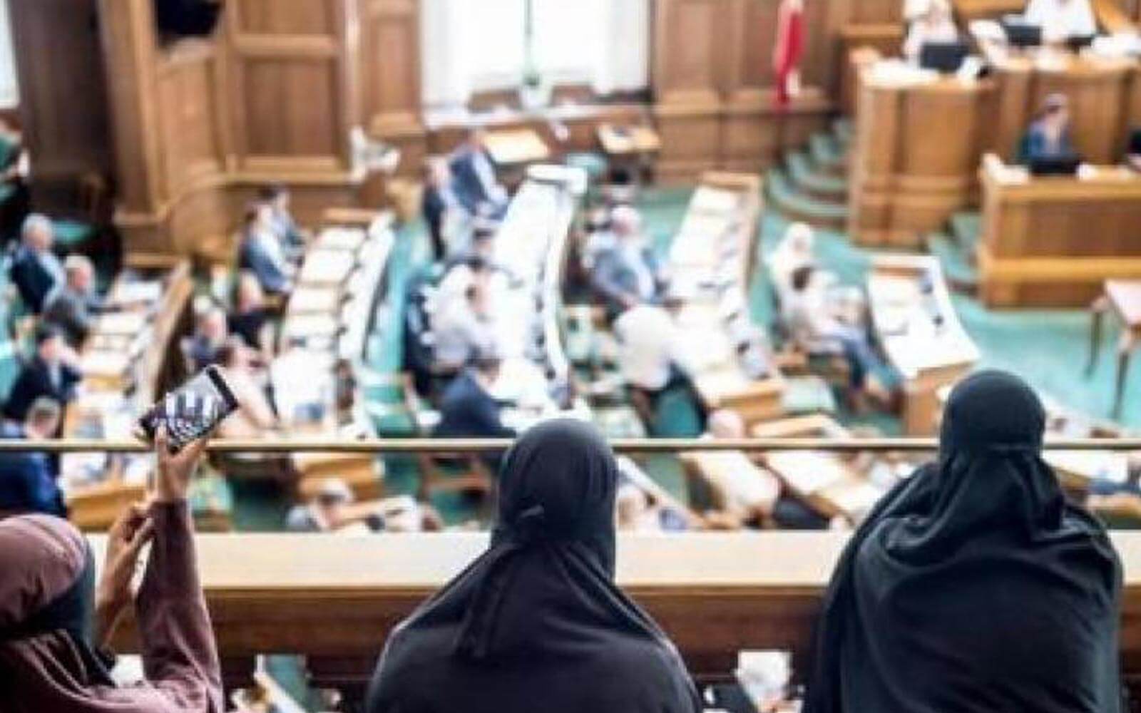 Danimarka’da Kamuya Açık Alanlarda Burka ve Peçe Yasaklandı