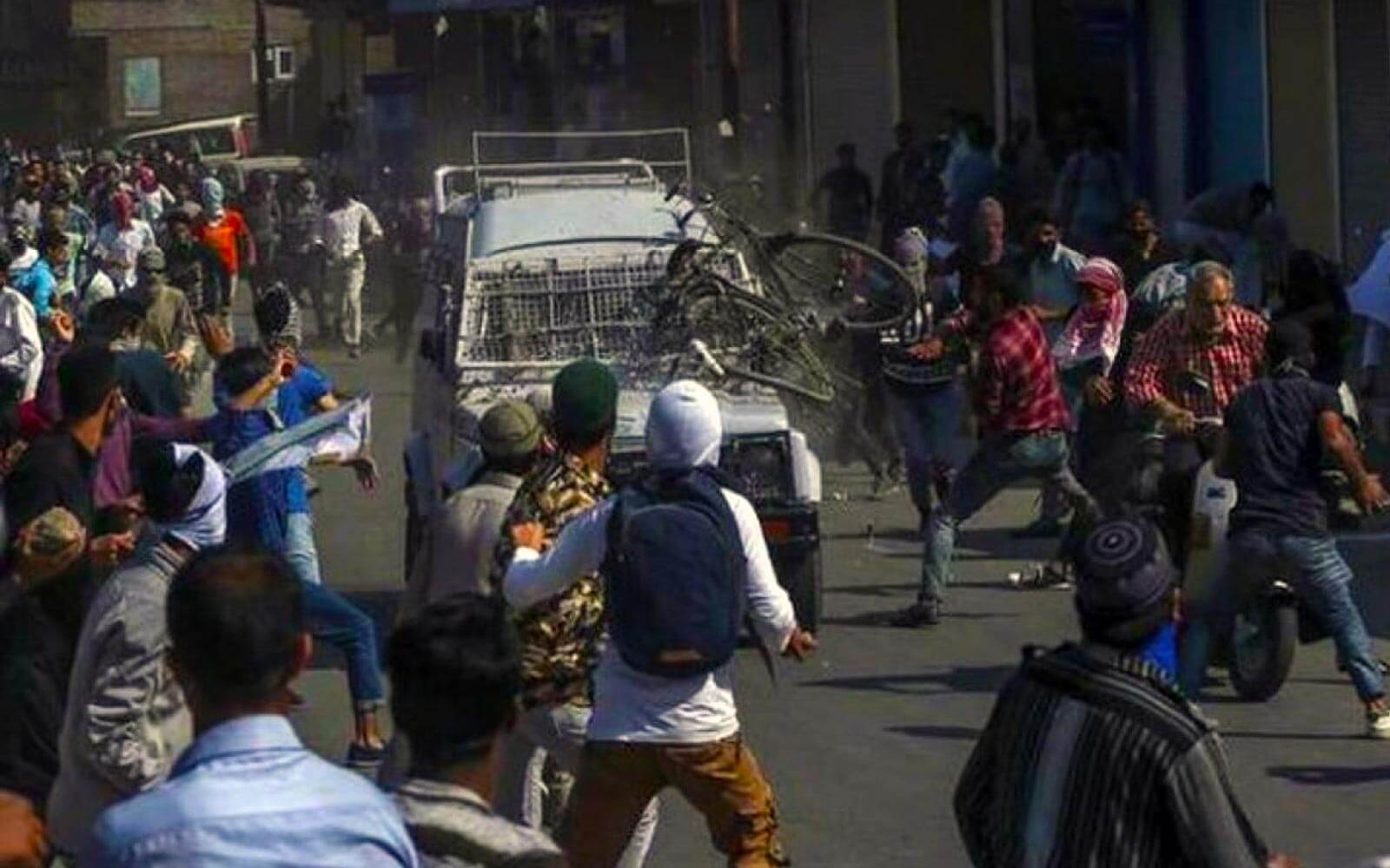 Keşmir’de Hint Güçlerinin Zırhlı Aracı Göstericileri Ezdi