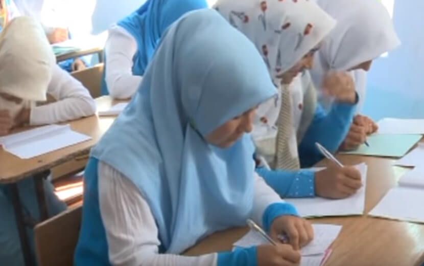 Özbekistan’da Orta Dereceli Okullarda Başörtüsü Yasaklandı
