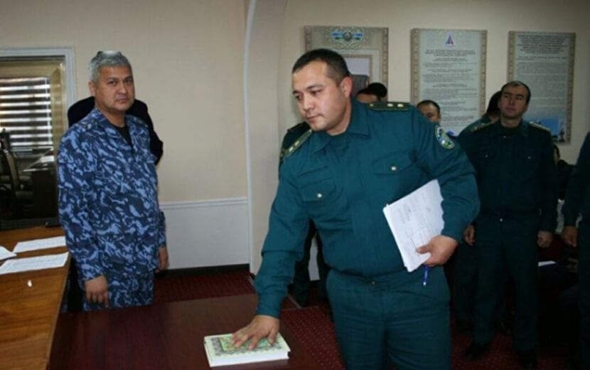 Özbekistan’da “İslam Yasak” Kur’an-a El Basmak Zorunlu