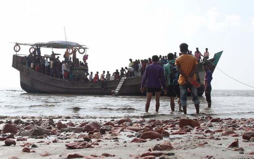 Bangladeş Arakanlı Müslümanları Tehlikeli Bir Adaya Yerleştiriyor!