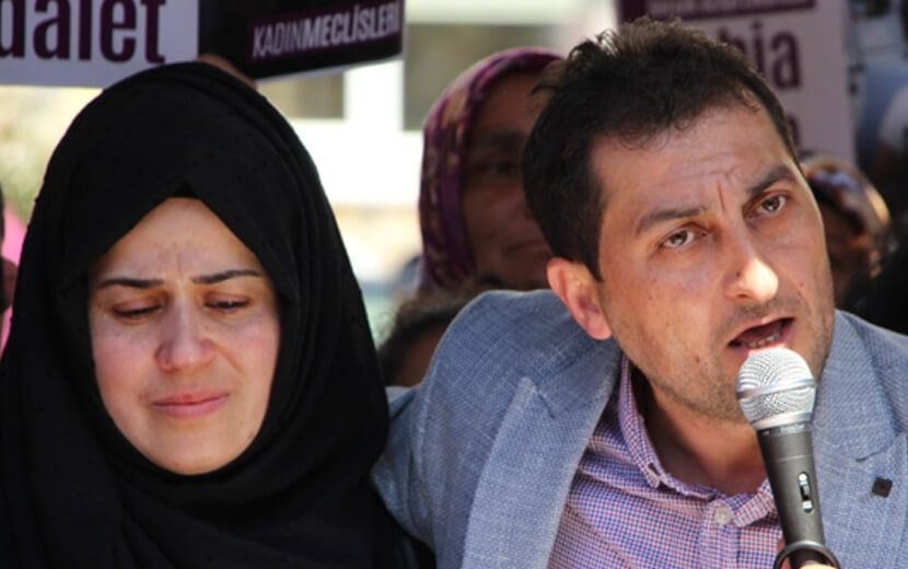 Rabia Naz’ın Elbiselerinde Araç İzi