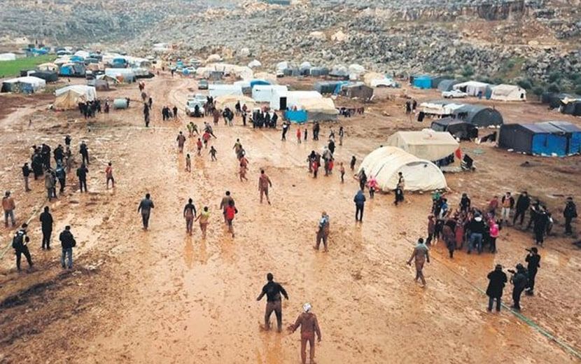 İdlib’den Türkiye Sınırına Göç: 300 Bini Aştı!