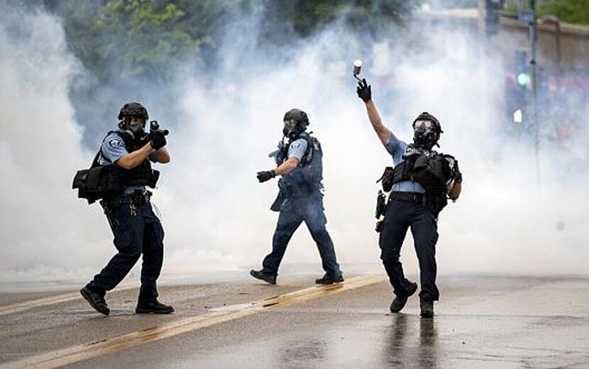 ABD’de Binlerce Kişi Polisle Çatıştı