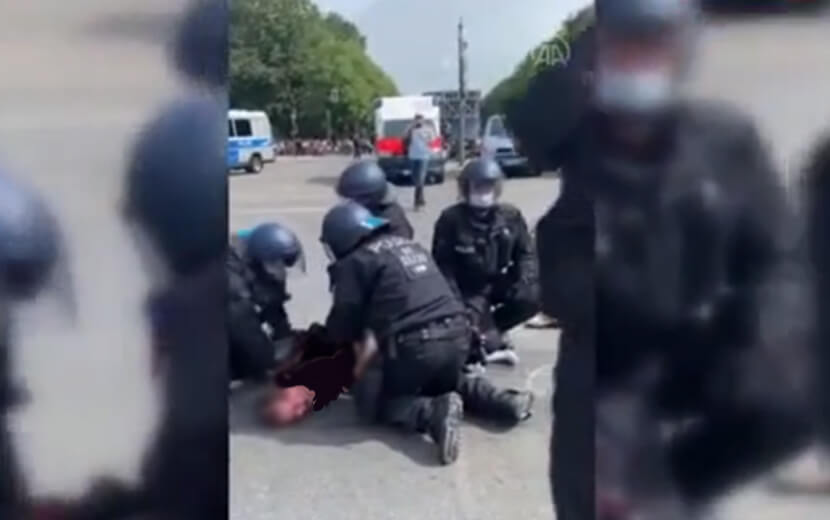 Alman Polisinden Yaşlı Kadına Şiddet!