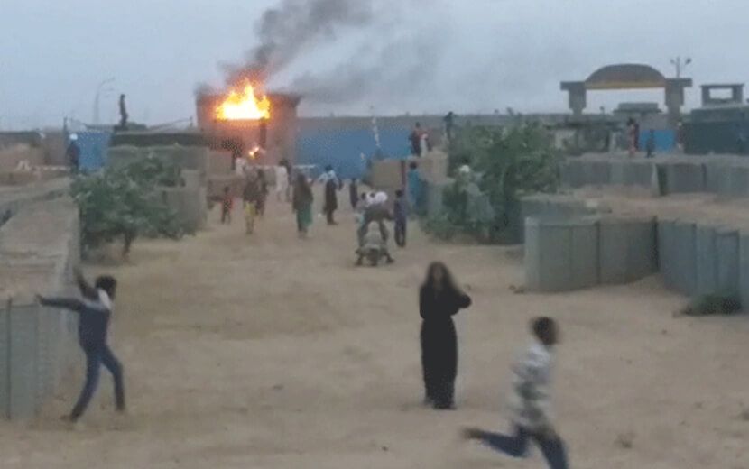 Fransız Askeri Üssü Ateşe Verildi