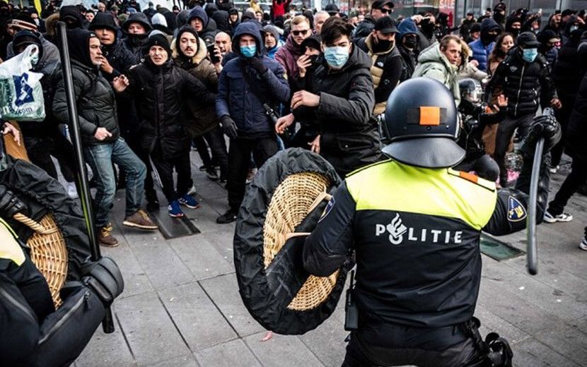 Hollanda’da Kısıtlamalara Karşı Halk Sokağa İndi: 30 Gözaltı!