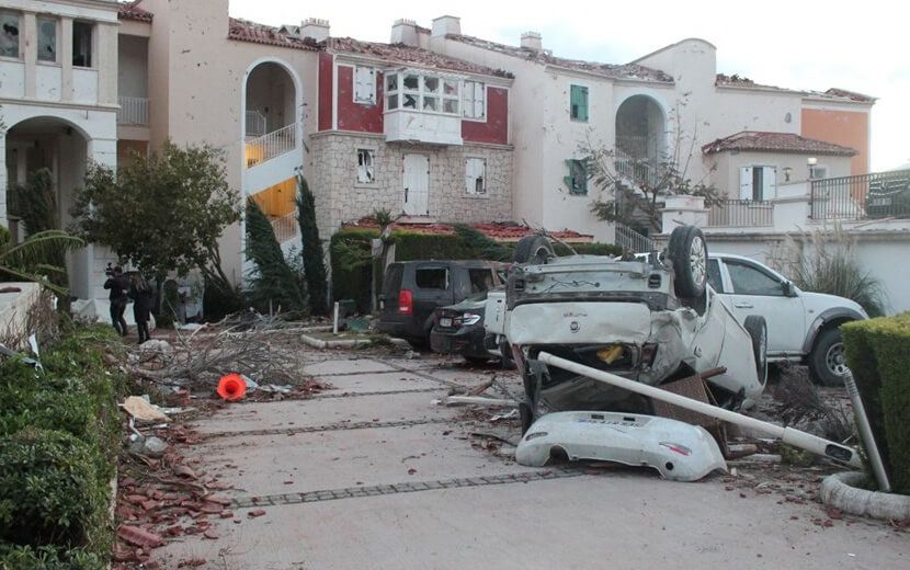 Ayvalık ve Çeşme’de Hortum Hasara Yol Açtı