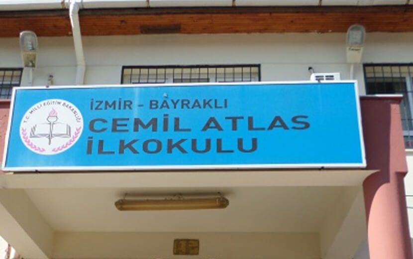 İzmir’de Okul Yönetiminden Başörtüsü Düşmanlığı