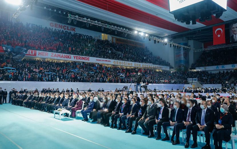 Salonlar Lebaleb Dolu, Vaka Sayılarındaki Artış Halkın Suçu!