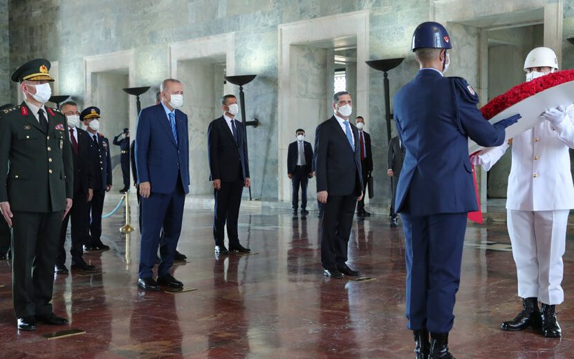 Kemalist Ritüel Bozulmadı: Erdoğan, Anıtkabir’de Tazimde Bulunup, Kabir Ehliyle Konuştu
