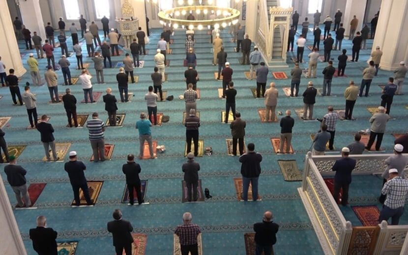 Diyanet, 1.5 Senedir Dayattığı Mesafeli Saf Zulmüne Son Verdi