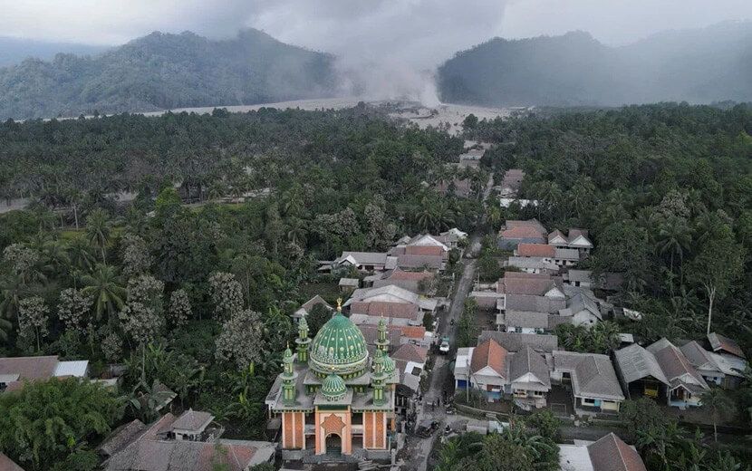 Endonezya’daki Yanardağ Faciasında 14 Kişi Hayatını Kaybetti