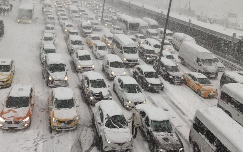 İstanbul Kar Altında Mahsur Kaldı