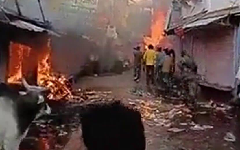 Hindistan’da Müslümanların Ev ve İşyerleri Yakılıyor