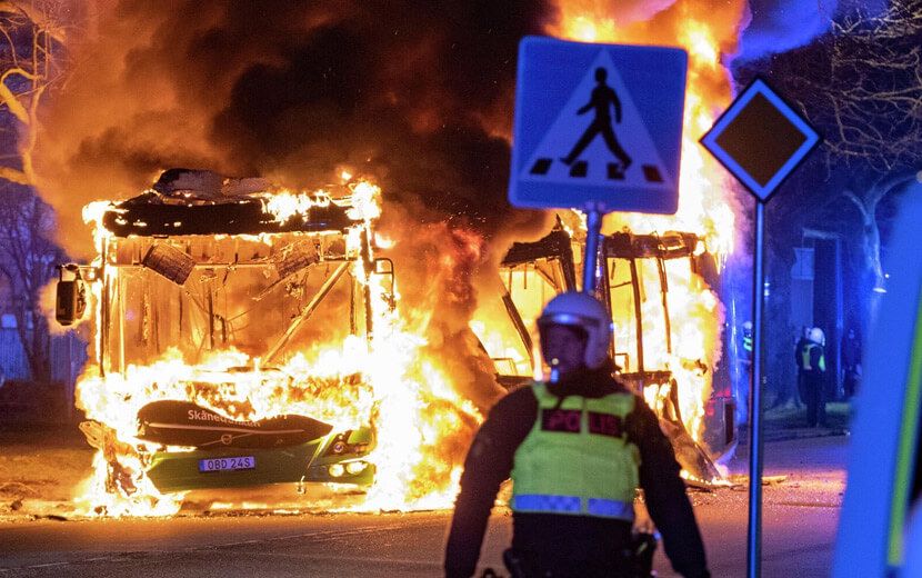 İsveç’te Devlet Korumasında Kur’an-ı Kerim Yakılması Üzerine Müslümanlar Ayaklandı