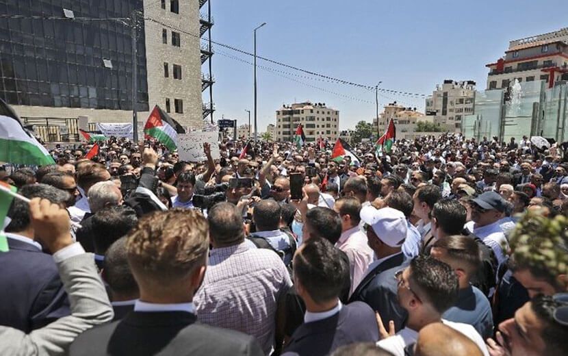 Filistinli Müslümanlar, Abbas Rejiminin Zulümlerini Protesto Ediyor