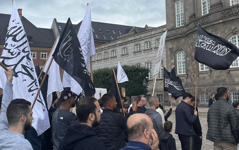 Hizb-ut Tahrir Danimarka, “Okullarda Başörtüsü Yasağı Teklifini" Protesto Etti