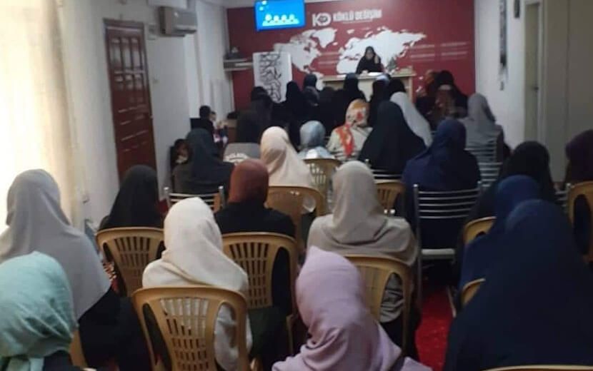 Köklü Değişim Kadın Kolları, Adana’da “Savrulan Gençlik” Kampanyası Kapsamında Panel Düzenledi