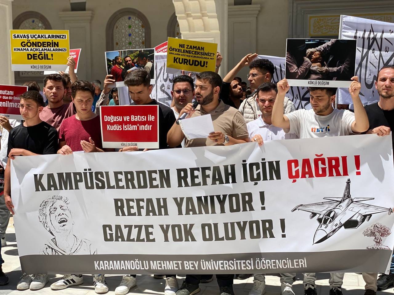 Köklü Değişim Gençlik Kolları Karamanoğlu Mehmet Bey Üniversitesi olarak  "Refah'ta Katliam Var! Kınamayı Bırakın Harekete Geçin" başlıklı basın açıklası