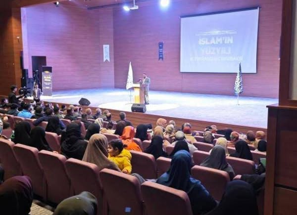 "Kayıp Asırdan Müjdelenen İstikbale İslam'ın Yüzyılı" Başlıklı Konferans Düzenlendi