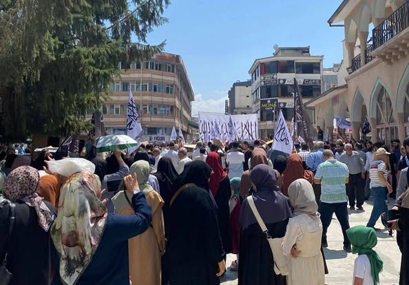 Köklü Değişim Kadın Kolları Olarak Köklü Değişim Dergisinin Ankara Ve Van'da Organize Ettiği "Yöneticilerin İhaneti Gazze'yi Öldürüyor" Başlıklı Protestolara Katılımda Bulunduk.