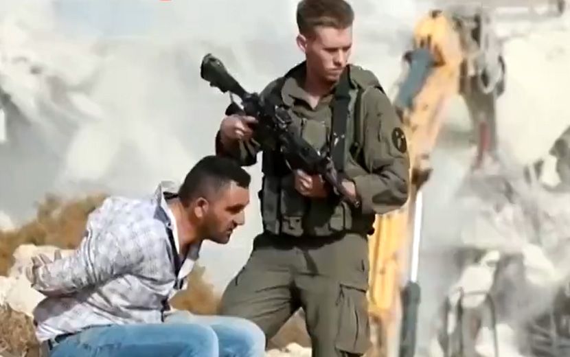 “İsrail” Zulmü: Elini Bağlayıp, Evinin Yıkımını İzlettiler 