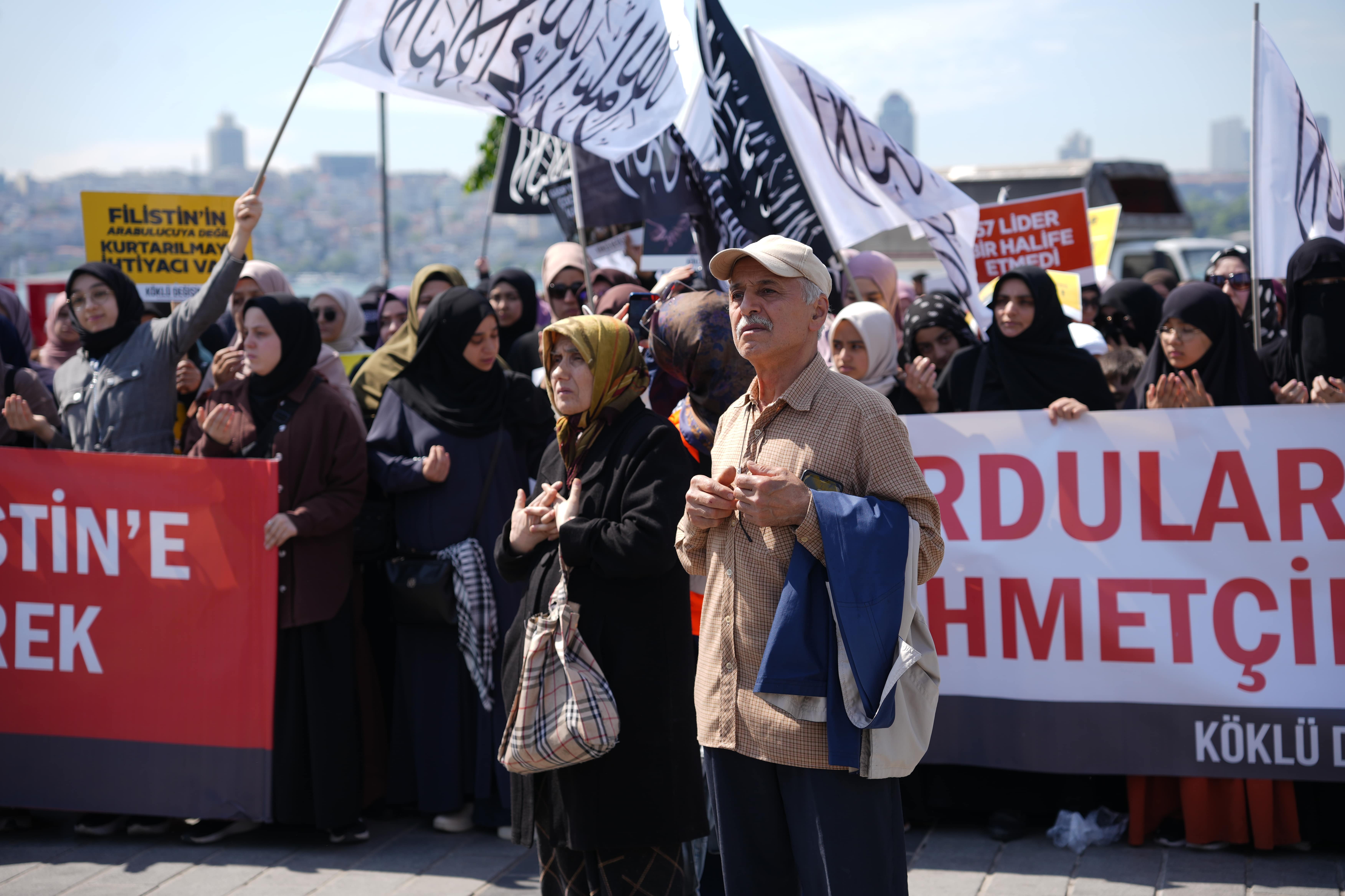 Hizbut Tahrir İstanbul Üsküdar Hilafet Gazze yürüyüş halk-min.JPG