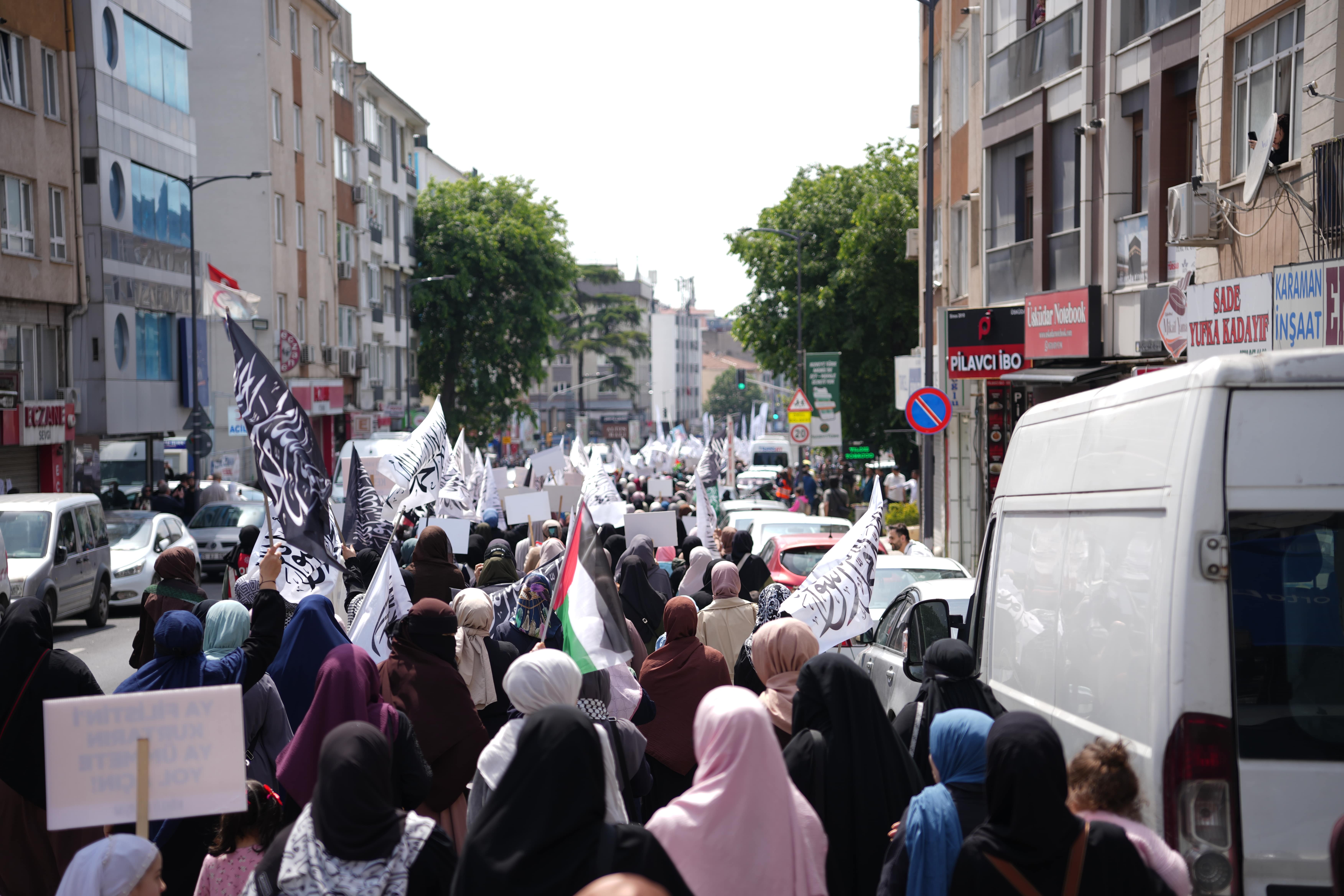 Hizbut Tahrir İstanbul Üsküdar Hilafet Gazze yürüyüş kadınlar (2)-min.JPG