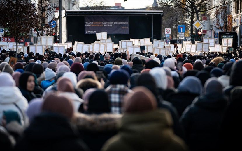 Almanya’da Müslümanlar Kur’an-ı Kerim İçin Ayağa Kalktı