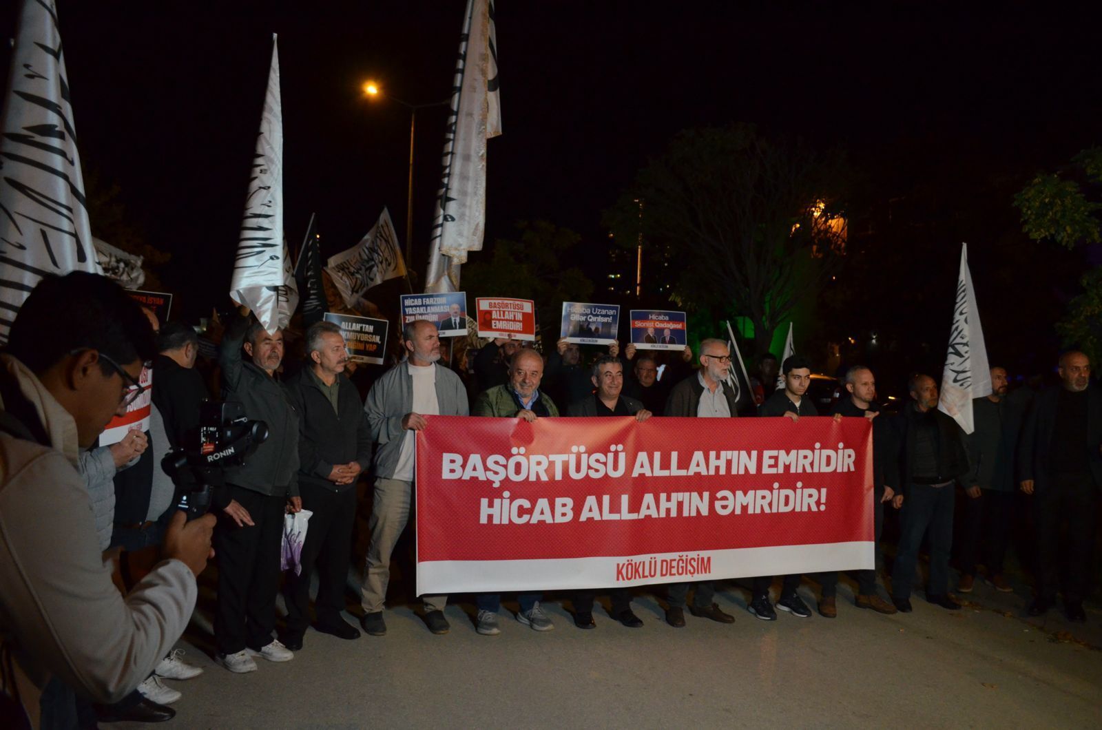 Koeklue_Degisim_Azerbaycan_Basoertuesue_Protestosu_Genel_1_0a934242e1.jpg
