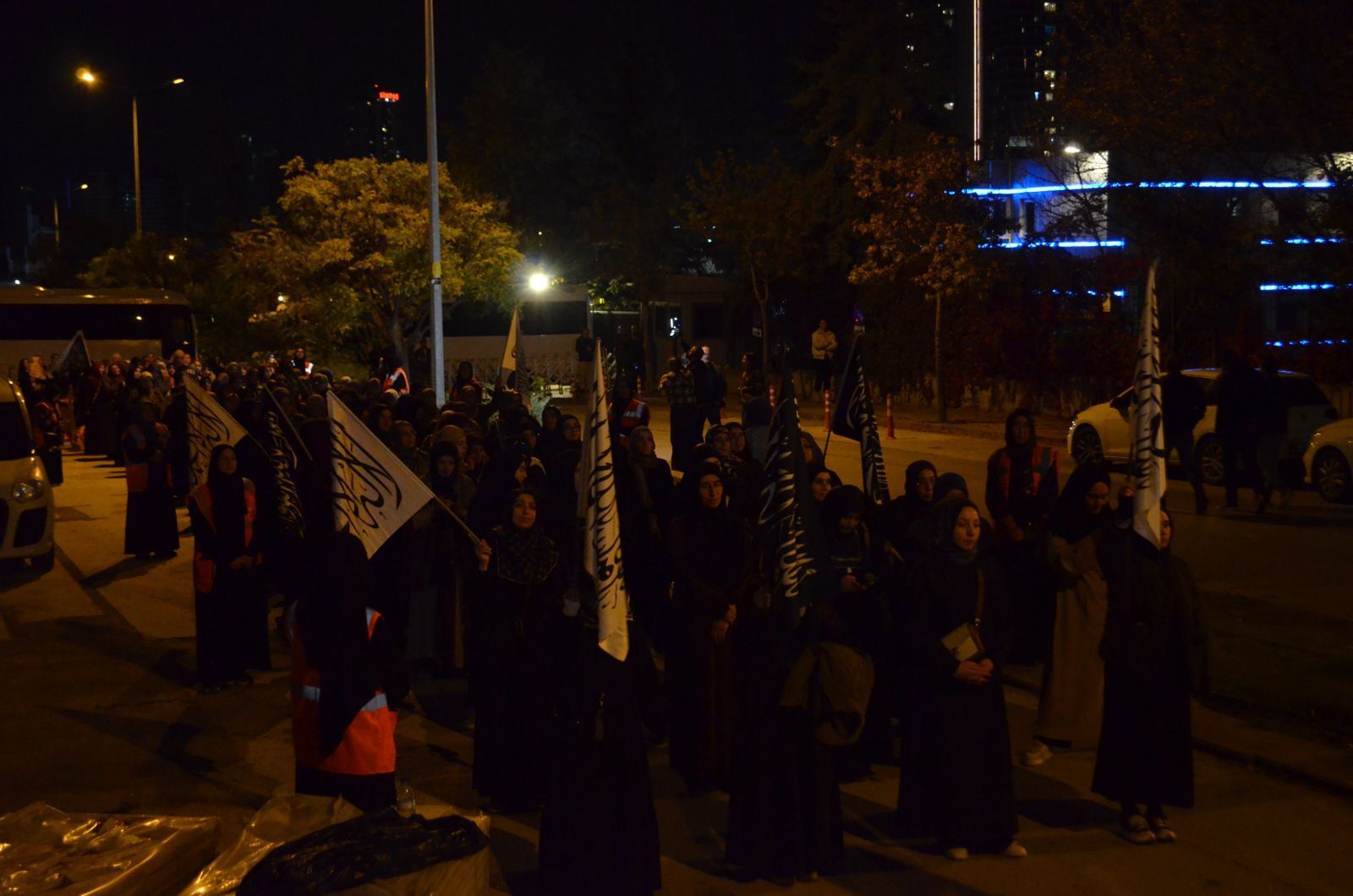 Koeklue_Degisim_Azerbaycan_Basoertuesue_Protestosu_Kadin_Kollari_1_eec2b7082b.jpg