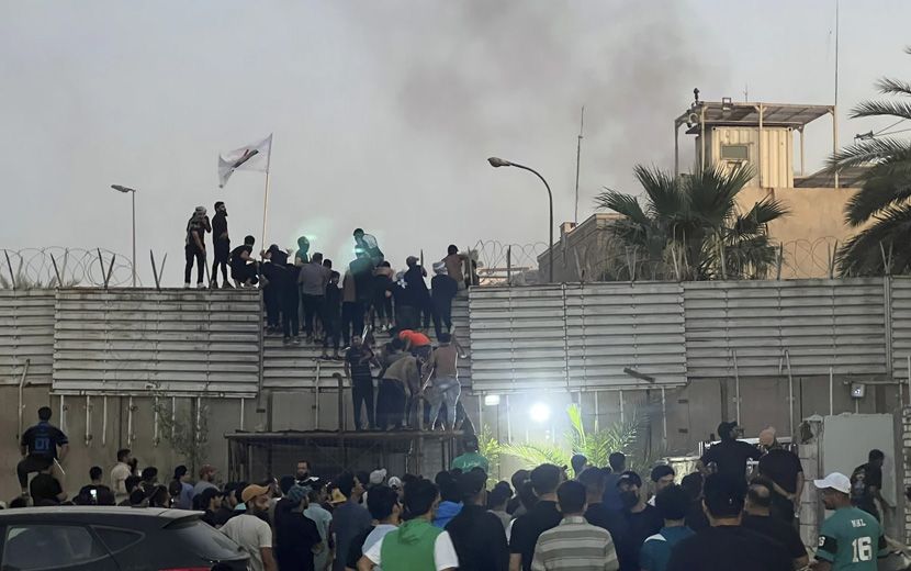 Bağdat’ta İsveç Büyükelçiliği Ateşe Verildi