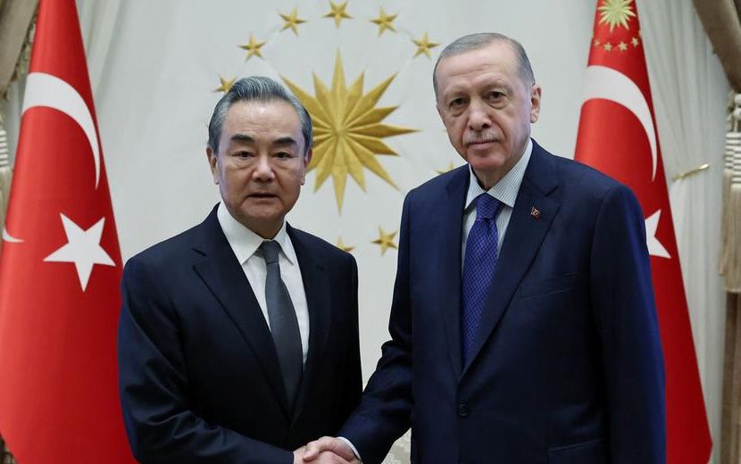 Çin Dışişleri Bakanı Wang’dan Üstü Örtülü Doğu Türkistan Mesajı