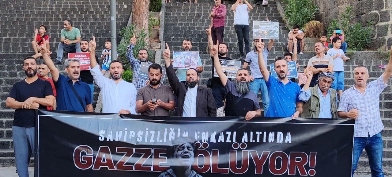 Köklü Değişim Diyarbakır’da Basın Açıklaması, Gazze Sahipsizliğin Enkazı Altında Ölüyor-1.jpg