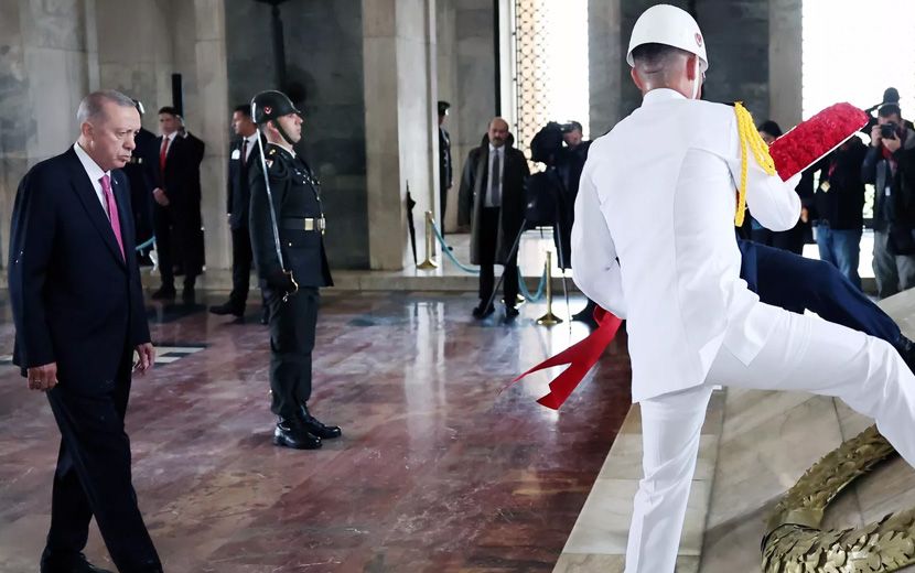 Köklü-Değişim,Erdoğan,-YAŞ-Öncesi-Anıtkabir’de,-“Aziz-Atatürk,-Ruhun-Şad-Olsun”.jpg