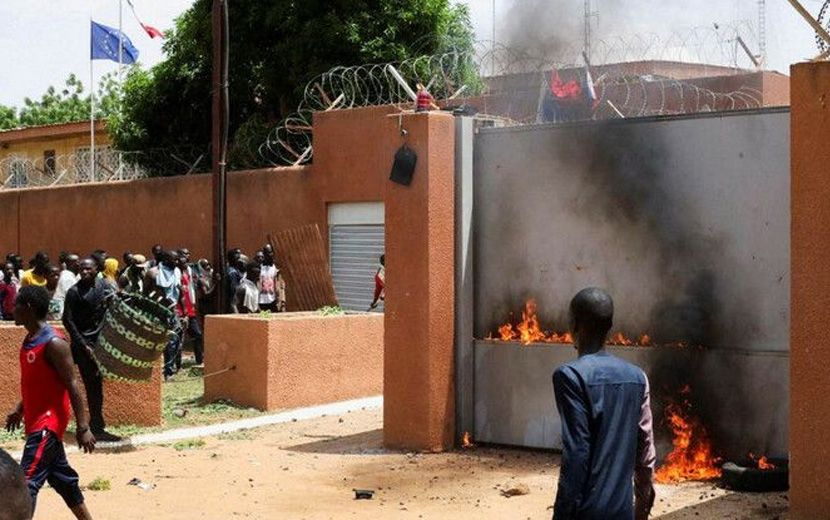 Fransa, Meydan Okudu: “Nijer’deki Darbecilerin Yarına Kadar Vakitleri Var!”