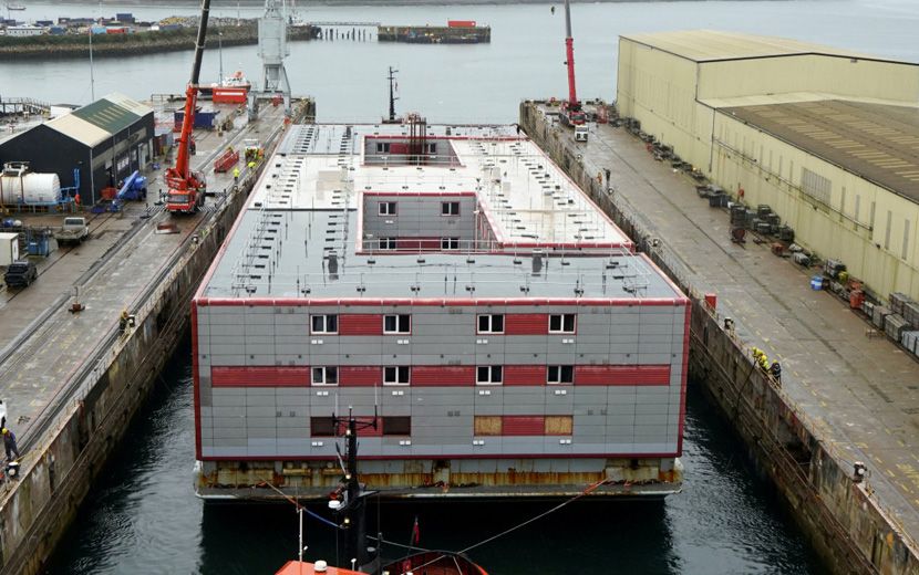 İngiltere, Göçmenler İçin Yüzer Toplama Kampını Faaliyete Geçirdi