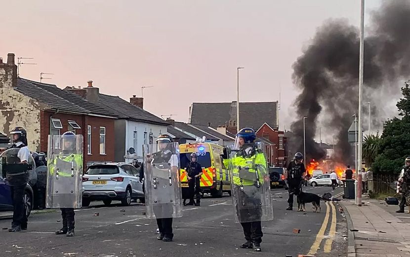 İngiltere’de İslam Düşmanları Southport Camii’ne Saldırdı