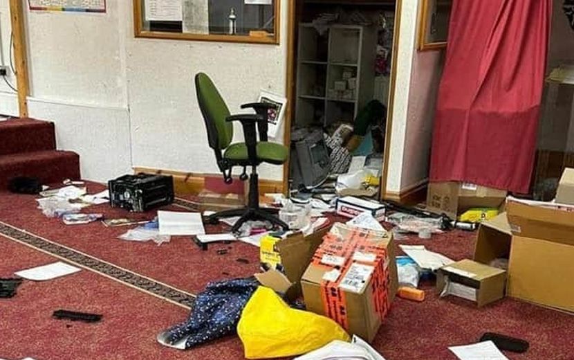 İslam Düşmanı İngiltere’de Bir Cami Daha Saldırıya Uğradı