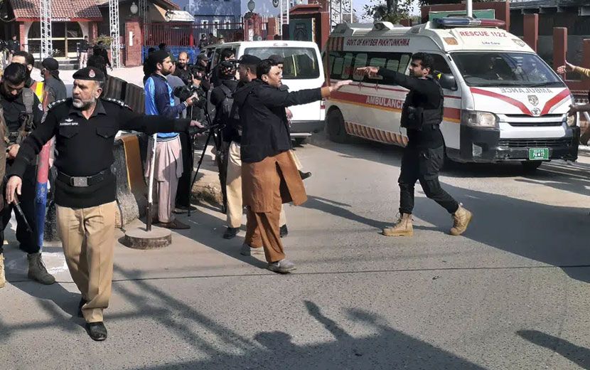 Pakistan’da Camiye Saldırı: 27 Ölü, 147 Yaralı