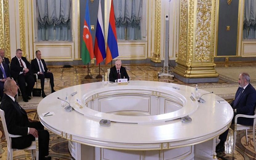 Putin, Aliyev ile Paşinyan’ı Moskova’da Masaya Oturttu