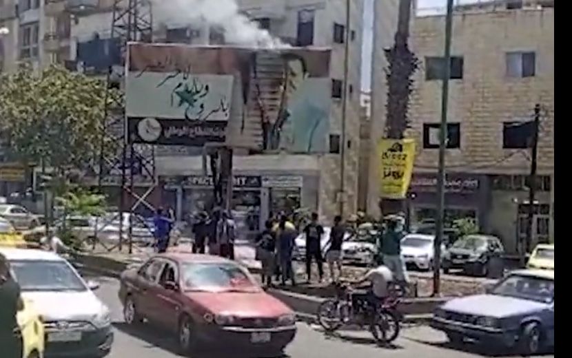 Rusya, İdlib’i Bombalarken, Güneyde Esed Rejimi Protesto Ediliyor