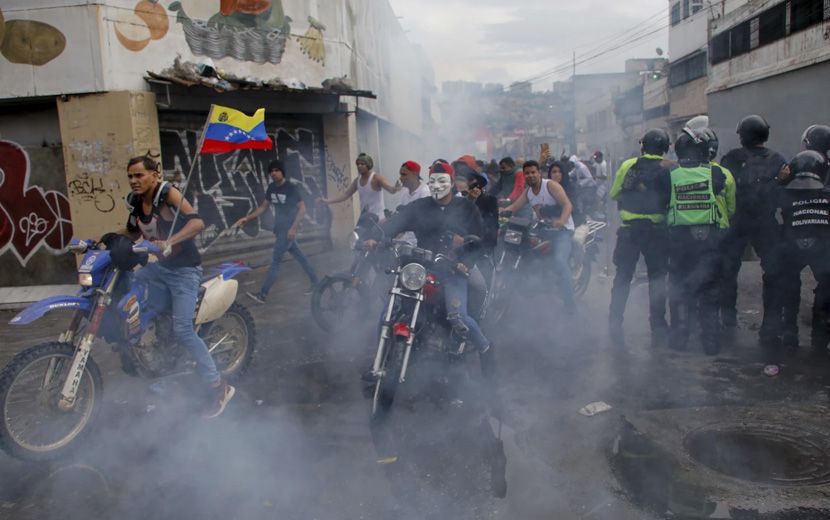 Köklü-Değişim,Venezuela’da-Seçim-Sonrası-Maduro-Zafer-İlan-Edince-Sokaklar-Karıştı-3.jpg