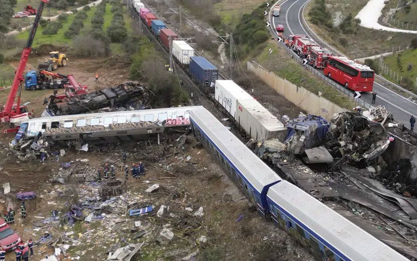 Yunanistan’da Trenler Kafa Kafaya Çarpıştı: 32 Ölü, 85 Yaralı