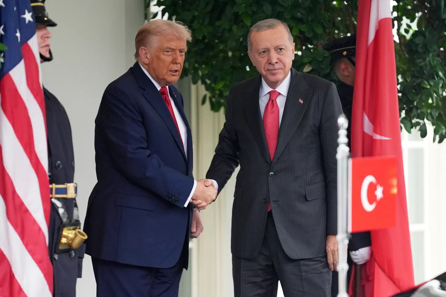 Köklü-Değişm,Trump’ın-Takdir-Ettiği-Erdoğan,-Oval-Ofis’te-Ne-Aldı-Ne-Verdi2-.jpg