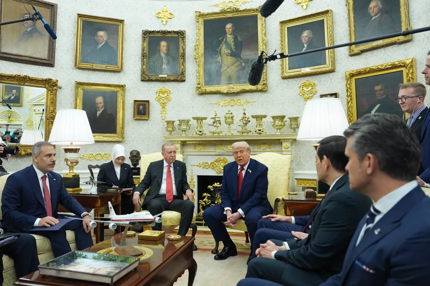 Köklü-Değişm,Trump’ın-Takdir-Ettiği-Erdoğan,-Oval-Ofis’te-Ne-Aldı-Ne-Verdi3-.jpg