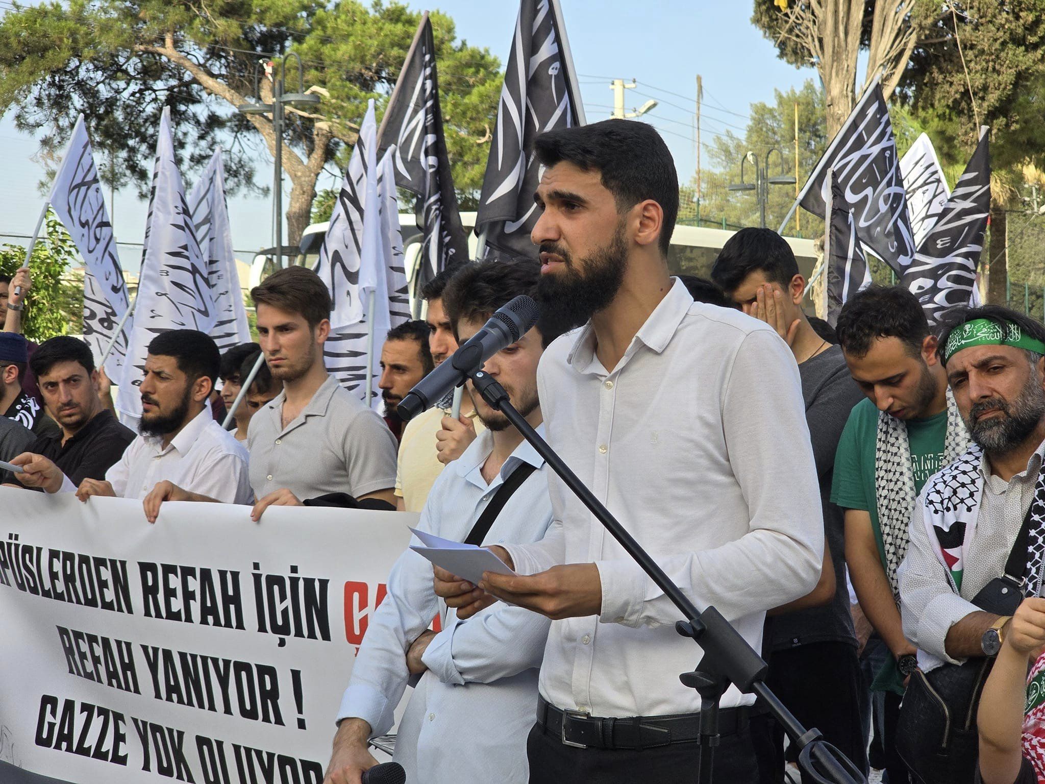 Köklü Değişim Gençlik Kolları İzmir olarak Üniversitelerle birlikte "Refah Yanıyor  Gazze Ölüyor"  başlıklı basın açıklamamızı gerçekleştirdik