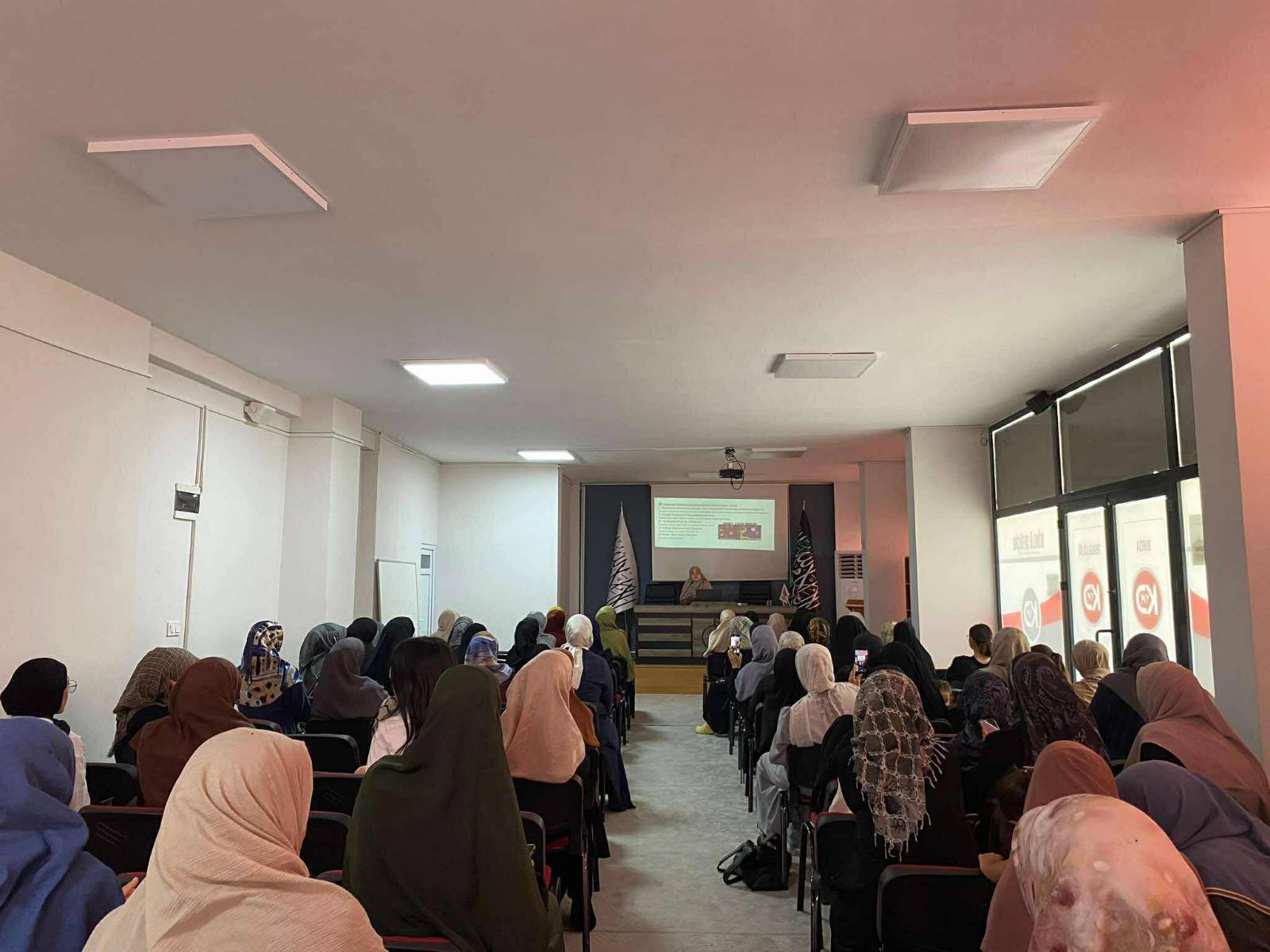 Köklü Değişim Kadın Kolları Bursa Temsilciliği "Ekrana Bağlı Hayatlar: Sosyal Medya Esareti" Başlıklı Paneli Gerçekleştirdi