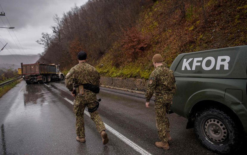 Kosova-Sırbistan Gerginliği: Kosovalı Sırplar Kamyonlarla Barikat Kurdu